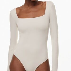 Aritzia CONTOUR SQUARENECK LONGSLEEVE BODYSUIT color: matte pearl like new A cul